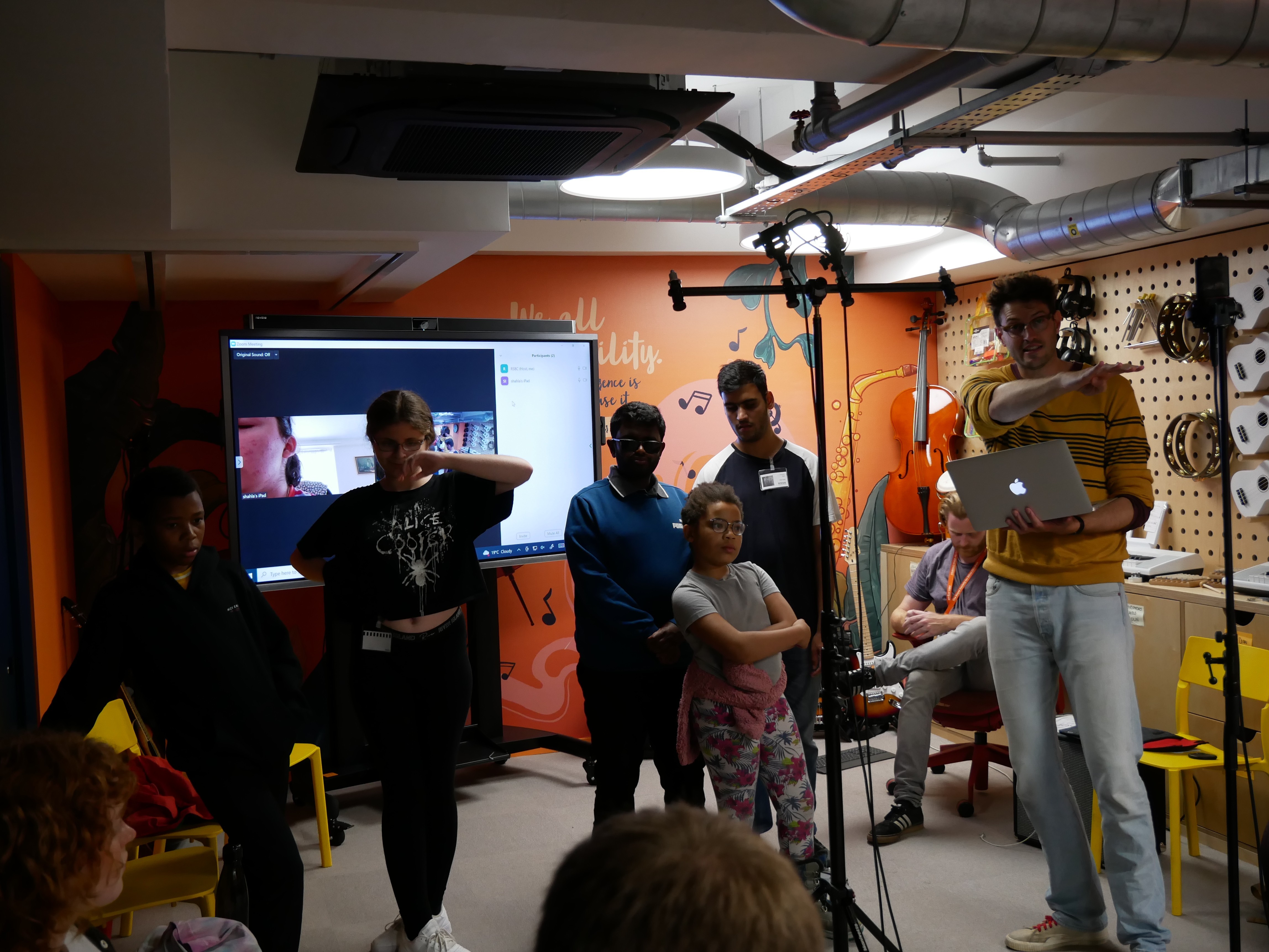 The young people rehearsing with Ben See. 