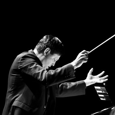 Photo of Guy Barker conducting